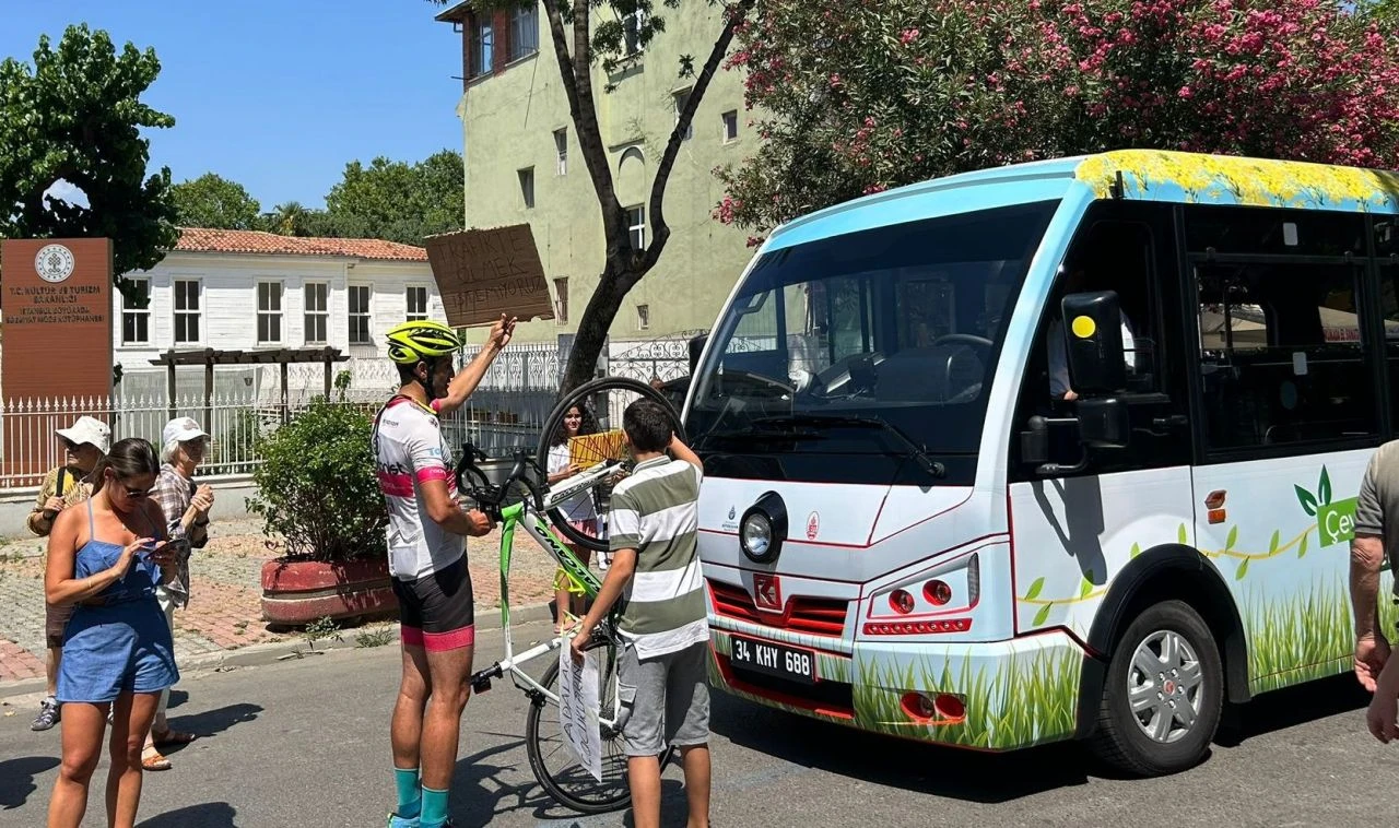 İBB'nin Adalar'da düzenlediği festivalde minibüsler protesto edildi