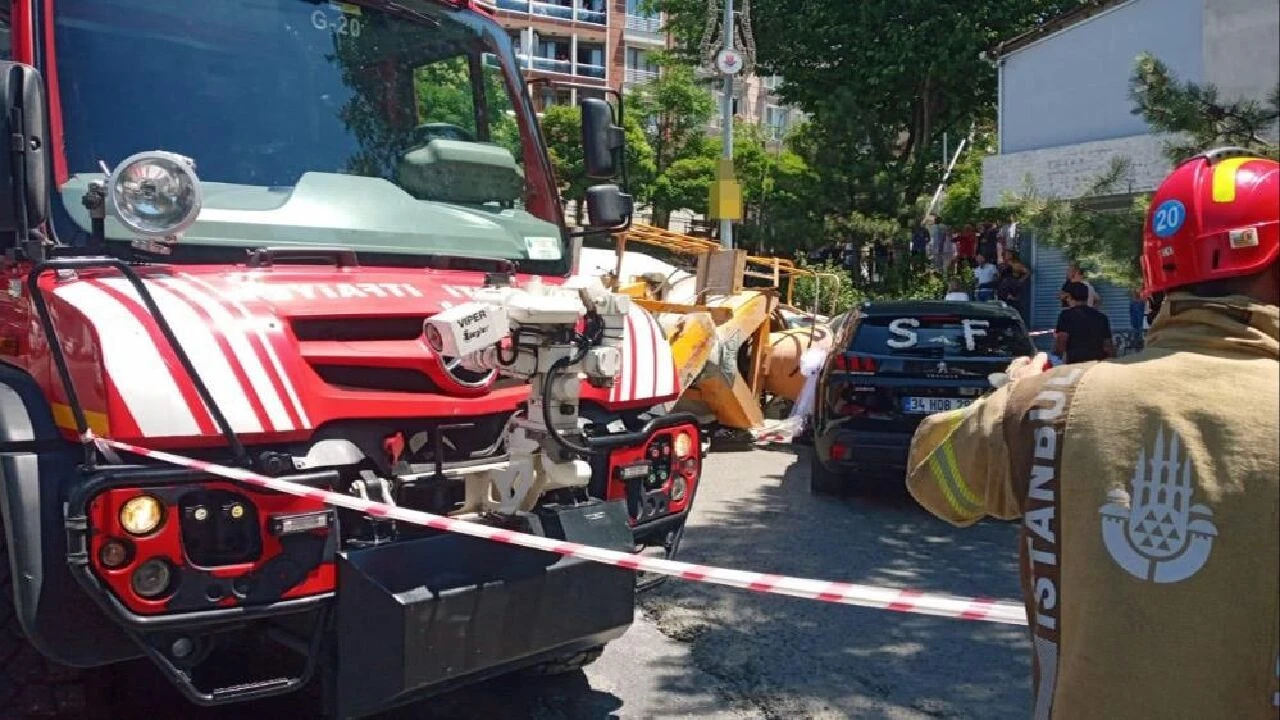Kağıthane'de beton mikseri gelin arabasının üzerine devrildi - 1. Resim