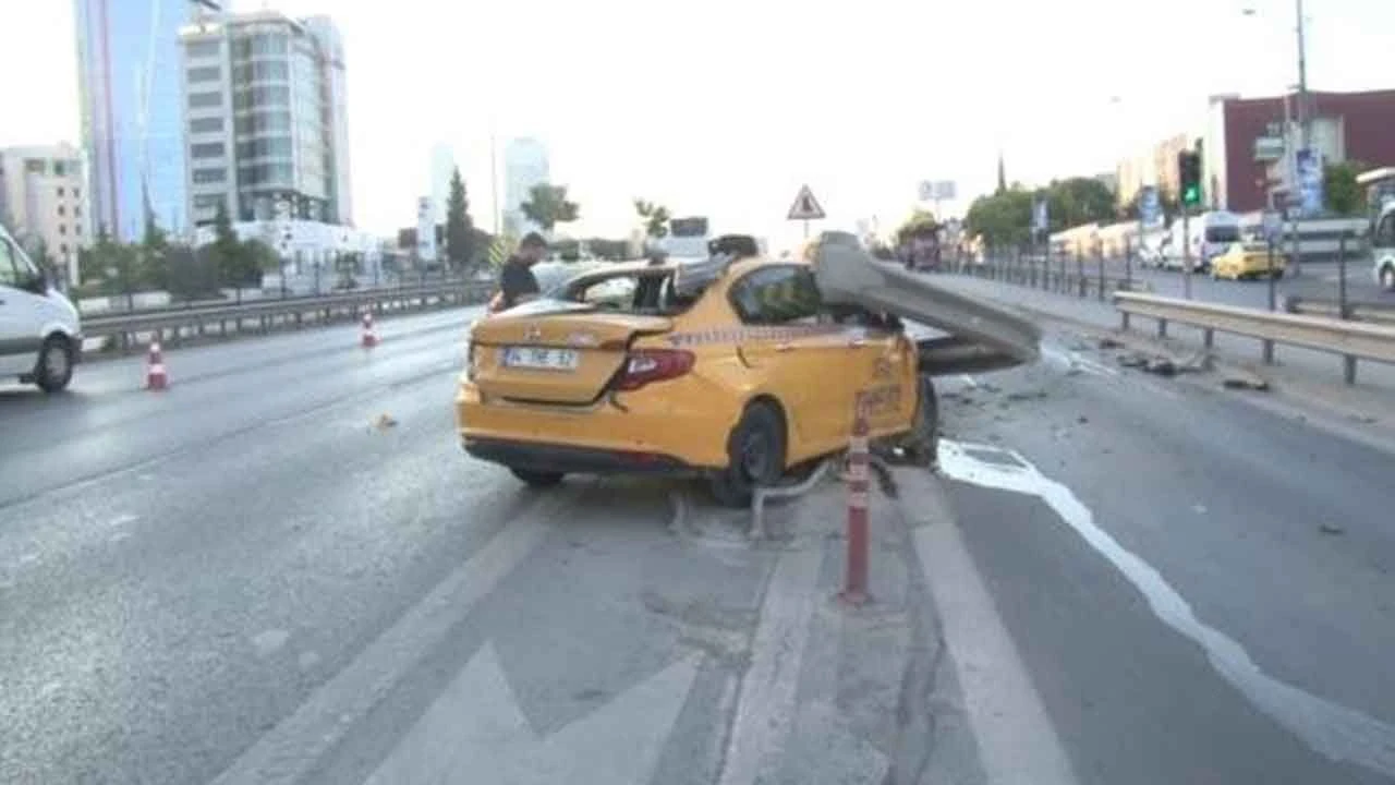 Kartal'da feci kaza! Kontrolden çıkan taksi bariyerlere girdi - 1. Resim