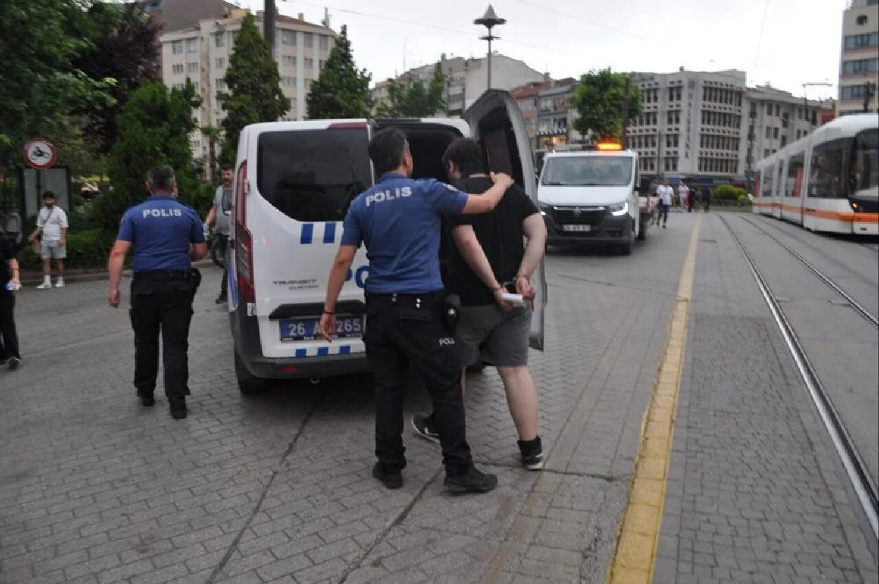 Polislere savcı tanıdığı olduğunu söyleyen kurye gözaltına alındı