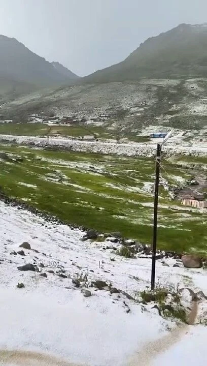 Rize'nin Ovit Yaylası'na yaz keyfi yapmaya gidenler yağan karla şaşkınlığa uğradı