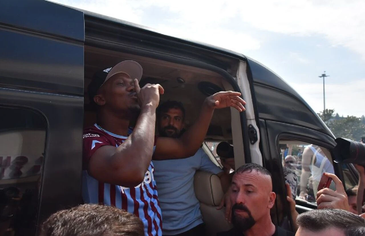 Trabzonspor Nwakaeme'ye kavuştu! Taraftarlardan coşkulu karşılama