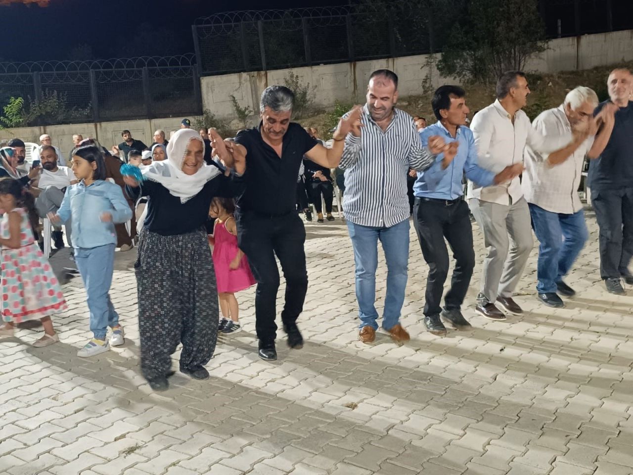 Tunceli'de 83 yaşındaki kadın 2 saat boyunca halay çekti - 1. Resim