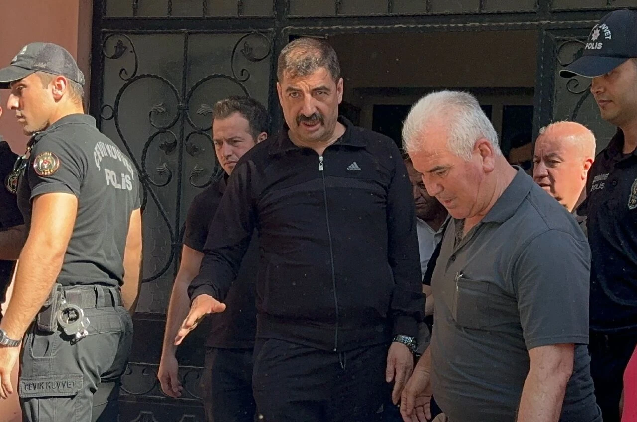 Belediye başkanı Hikmet Dönmez darp iddiasıyla tutuklanmıştı! Detaylar ortaya çıktı: Üstlerinde sopa kırmış - 3. Resim