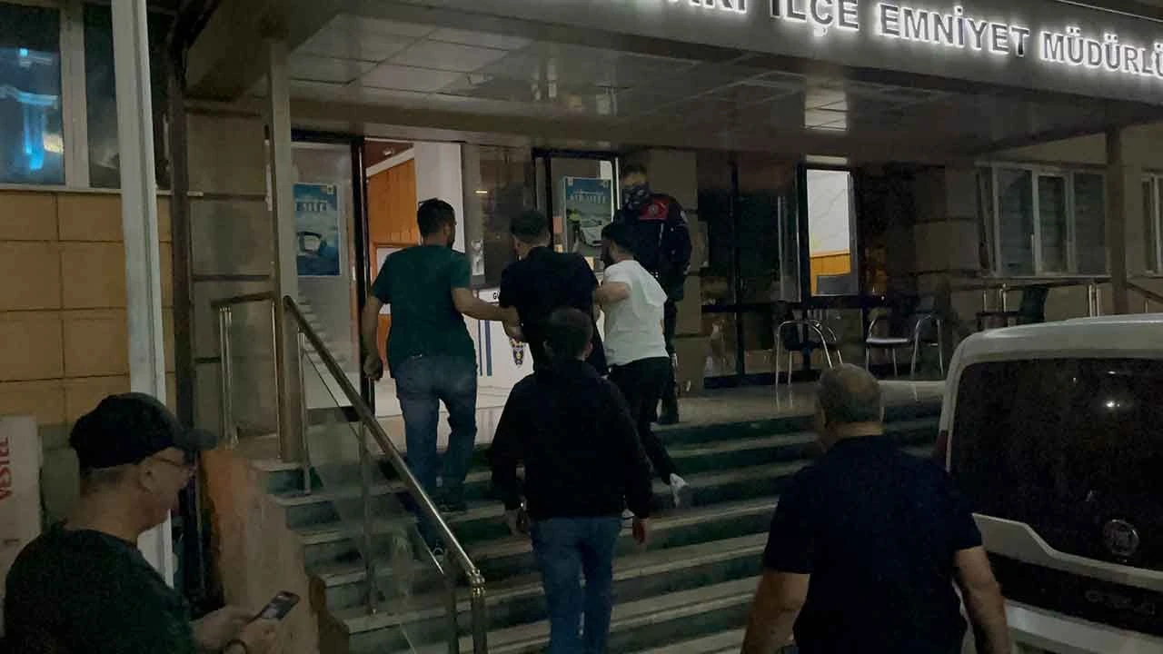 Bıçak zoruyla ticari taksi ve lüks otomobil gasp etti, kovalamaca sonucu yakalandı - 2. Resim