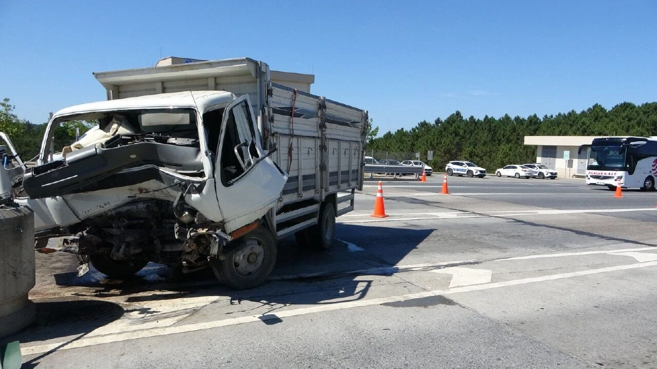Çekmeköy gişelerde korkunç kaza! Kamyonet beton bariyere daldı: Yaralılar var