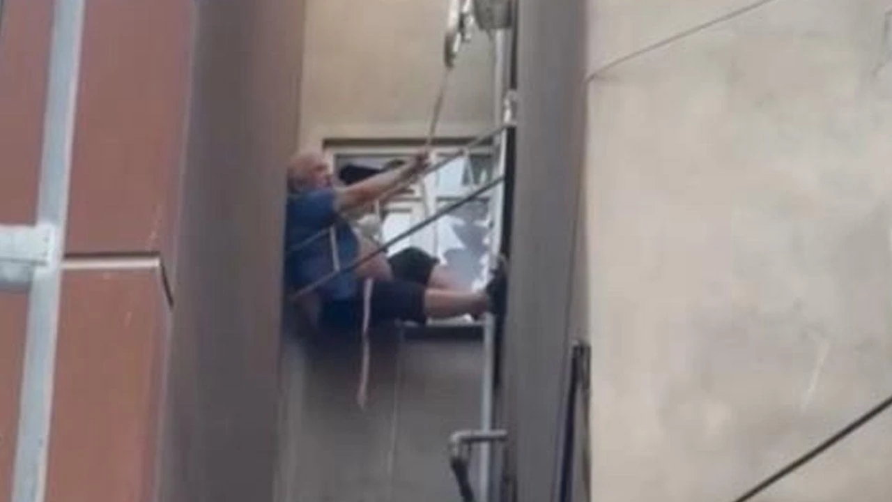 Harry Potter filminden alıntı gibi! Çatıdan düştü, havada asılı kaldı... Akıllara Neville Longbottom'ı getirdi - 2. Resim