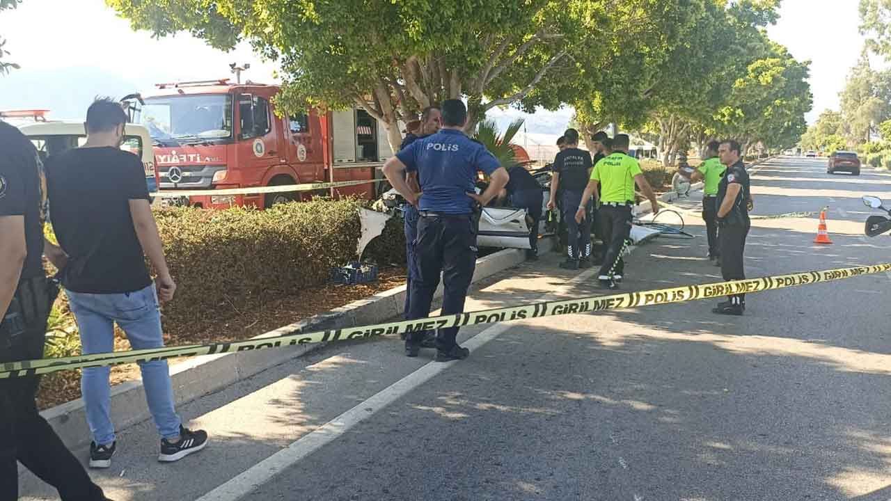 Antalya&#039;da katliam gibi kaza! Kontrolden çıkan otomobil ağaca çarptı: 3 ölü