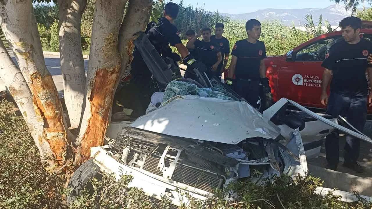 Kontrolden çıkan otomobil ağaca çarptı: 3 ölü - 1. Resim