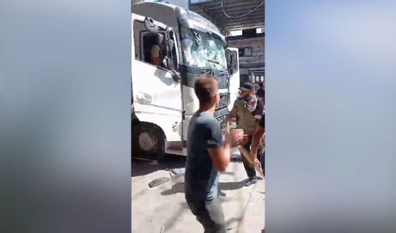 Suriye'de El Bab ve Azez şehirlerinde tehlikeli provokasyon! Tırları taşlayıp, PTT binalarını yağmaladılar