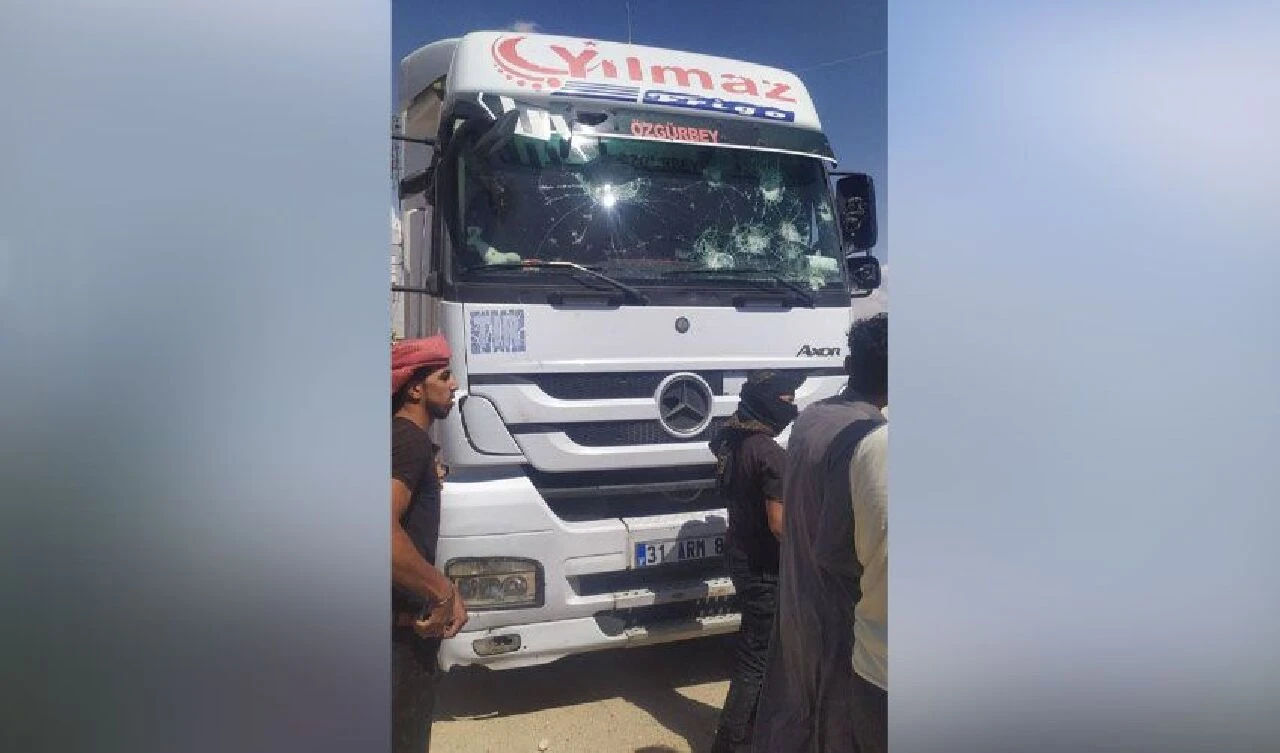 Suriye'de El Bab ve Azez şehirlerinde tehlikeli provokasyon! Tırları taşlayıp, PTT binalarını yağmaladılar