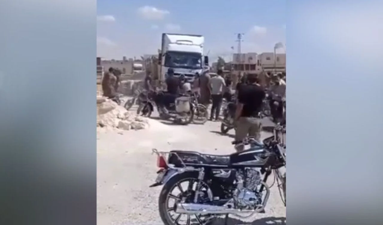 Suriye'de El Bab ve Azez şehirlerinde tehlikeli provokasyon! Tırları taşlayıp, PTT binalarını yağmaladılar