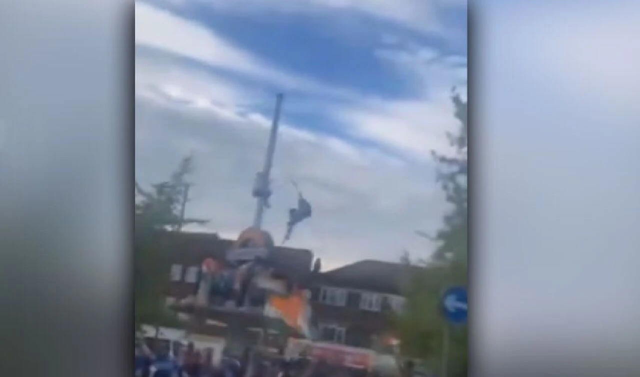 T20 Dünya Kupası kutlamaları sırasında bir Hintli tırmandığı direkten yere çakıldı - 1. Resim