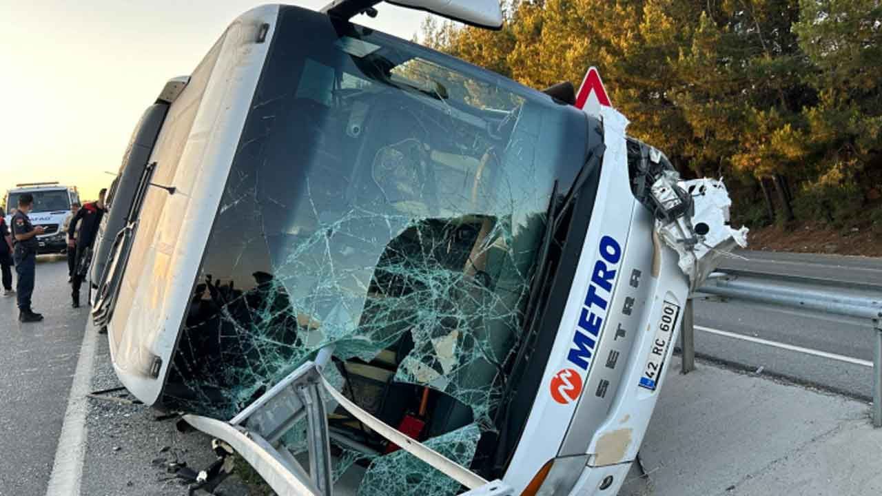 Uşak&#039;ta yolcu otobüsü devrildi: Çok sayıda yaralı var