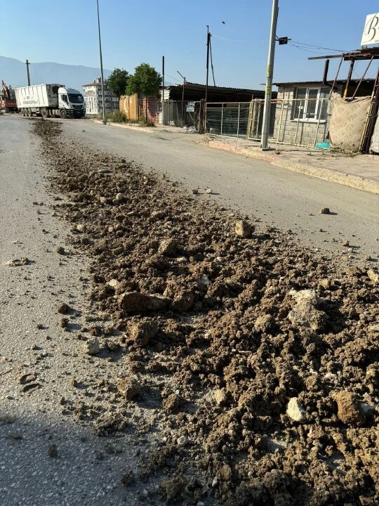 Hatay'da akılalmaz görüntü! Damperini açtı, yola toprak döke döke ilerledi!
