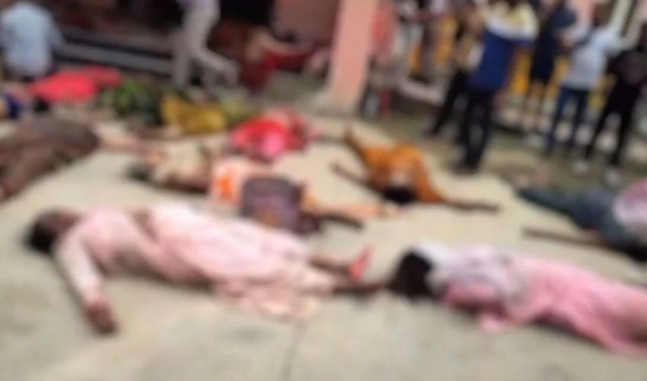 Hindistan'da toplu dua etkinliğinde izdiham: Onlarca kişi hayatını kaybetti