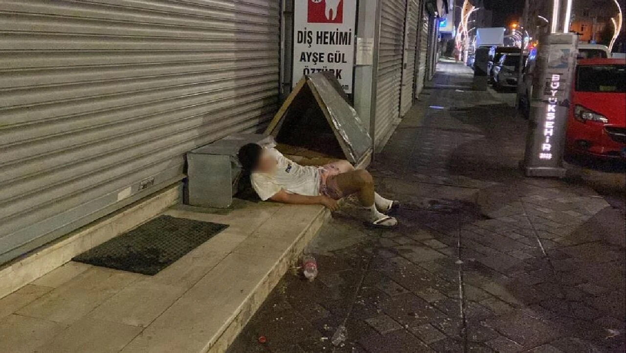 Kaldırımda korku dolu anlar! Öldü sandılar sarhoş çıktı
