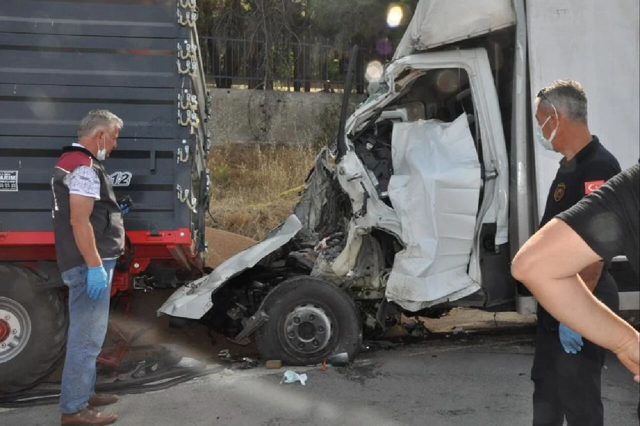 Kamyonet, buğday yüklü römorka çarptı: 3 ölü, 1 yaralı - 1. Resim