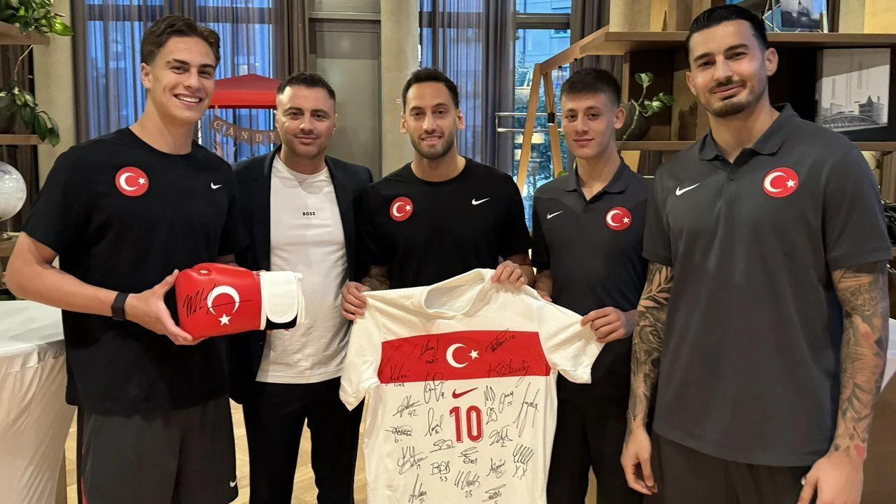 Mike Tyson'dan A Milli Takım'a destek: İmzalı eldivenini gönderdi - 1. Resim