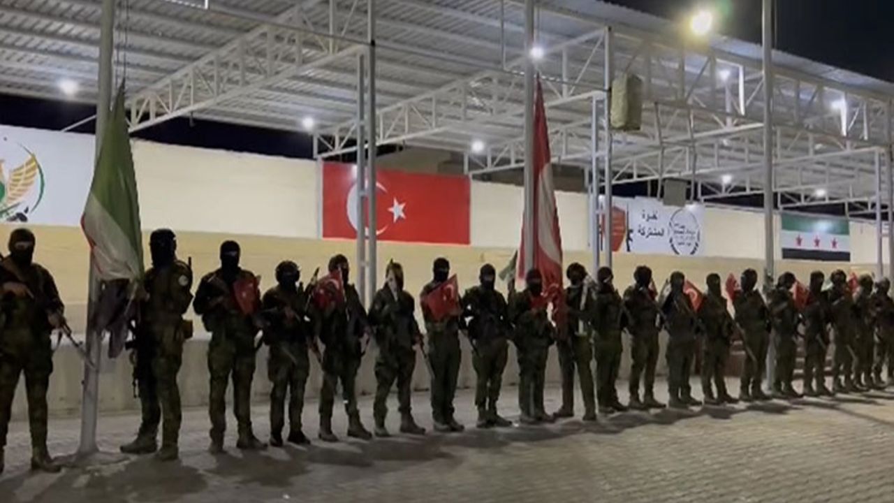 Suriye Milli Ordusu'ndan gerilimi azaltacak hamle! Türk bayrağını göndere çekerek "kardeşiz" vurgusu yaptılar - Gündem
