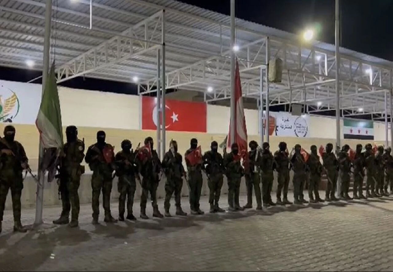 Suriye Milli Ordusu'ndan gerilimi azaltacak hamle! Türk bayrağını göndere çekerek