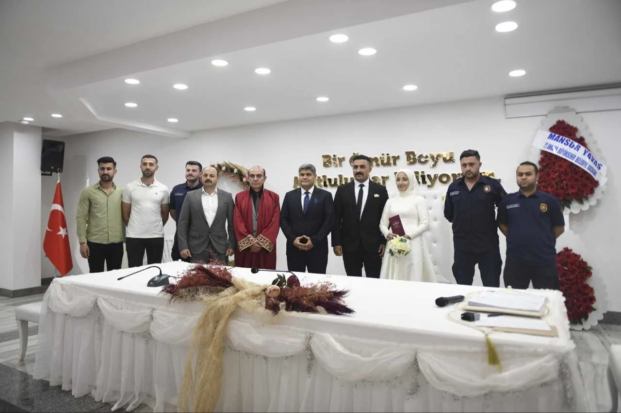 6 Şubat depremlerinde enkazdan çıkarılmıştı! Kendisini kurtaran itfaiye eriyle evlendi - 2. Resim