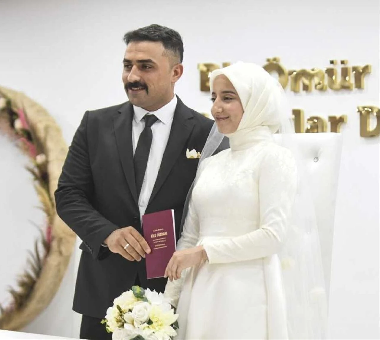 6 Şubat depremlerinde enkazdan çıkarılmıştı! Kendisini kurtaran itfaiye eriyle evlendi - 1. Resim