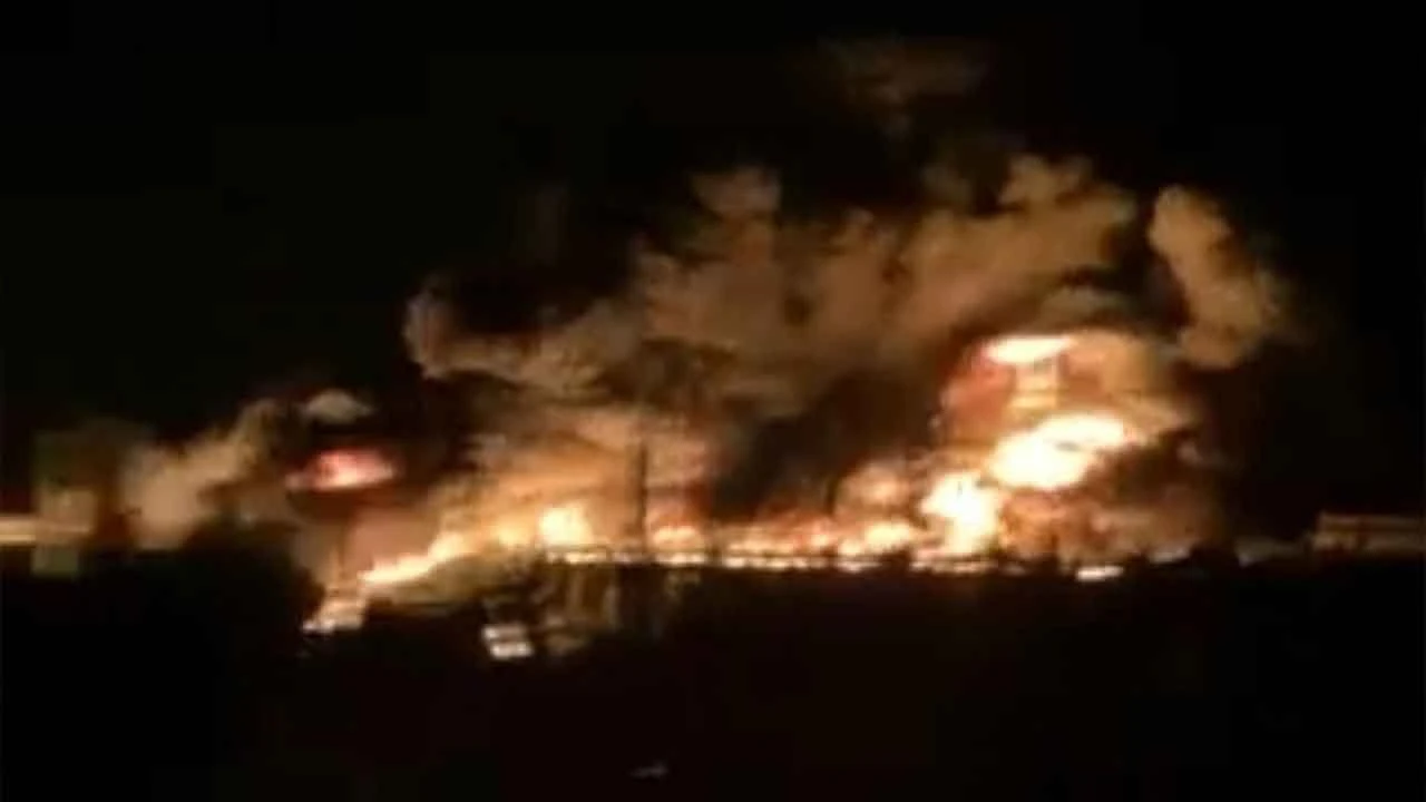 Akaryakıt yüklü tankerler çarpıştı, yangın çıktı: 1 ölü