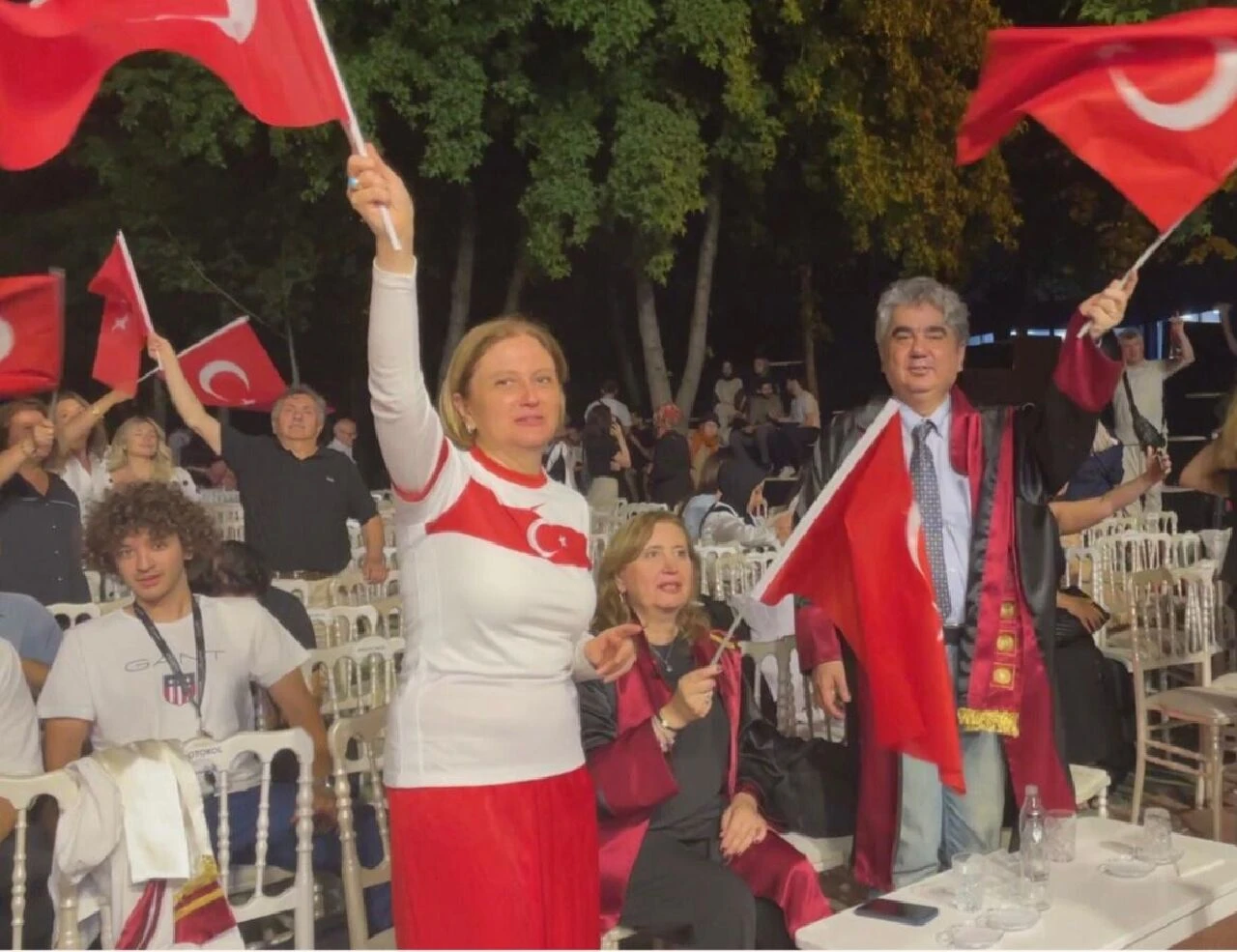 Bezmialem'de keyifli diploma töreni! Mezuniyet ve mili maç heyecanını bir arada yaşadılar - 1. Resim