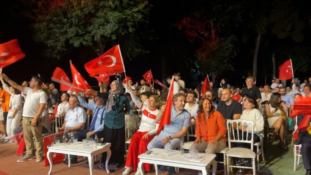 Bezmialem'de keyifli diploma töreni! Mezuniyet ve mili maç heyecanını bir arada yaşadılar - 3. Resim