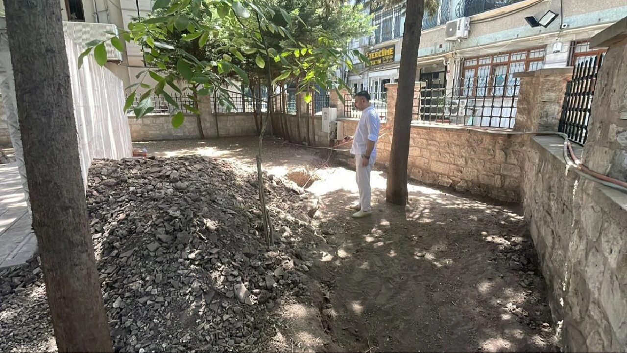 Dağ başı değil İstanbul'un göbeği! Şehitlikte define aradılar - 2. Resim