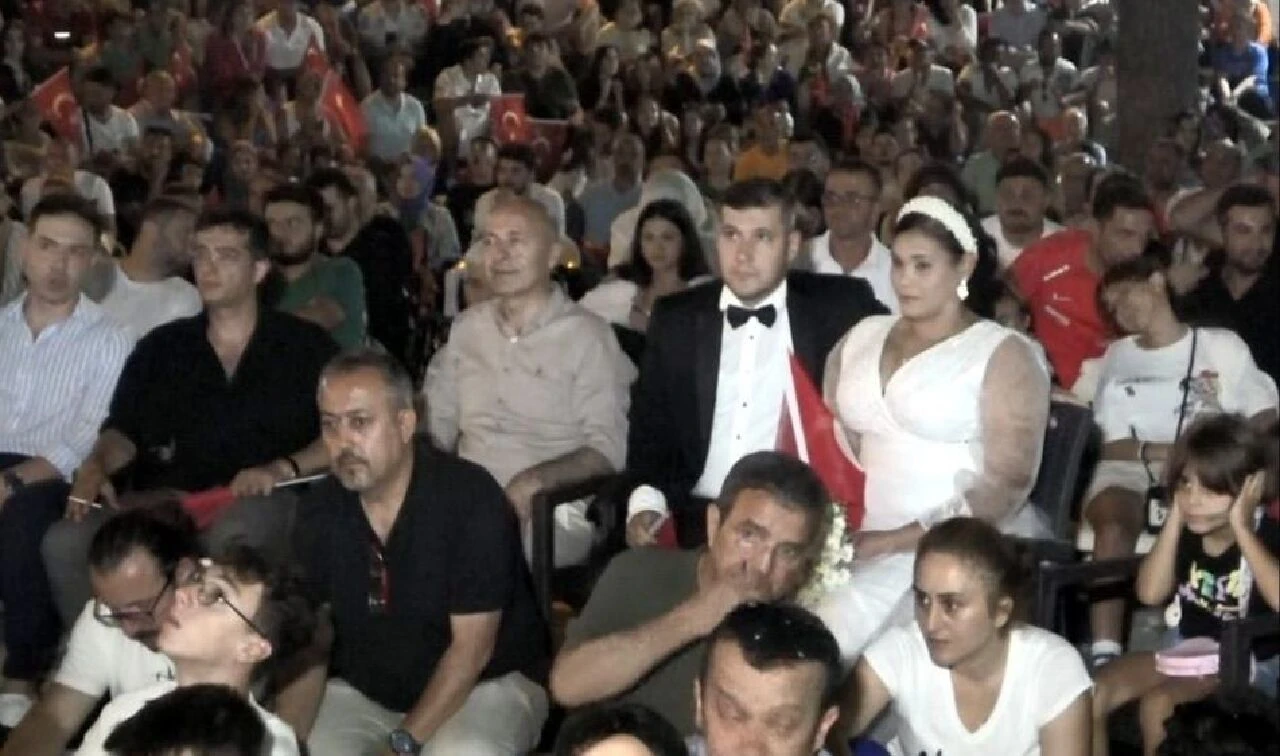 Düğünden çeyrek final zaferine! Gelinlik ve damatlıkla maçı izlediler  - 1. Resim