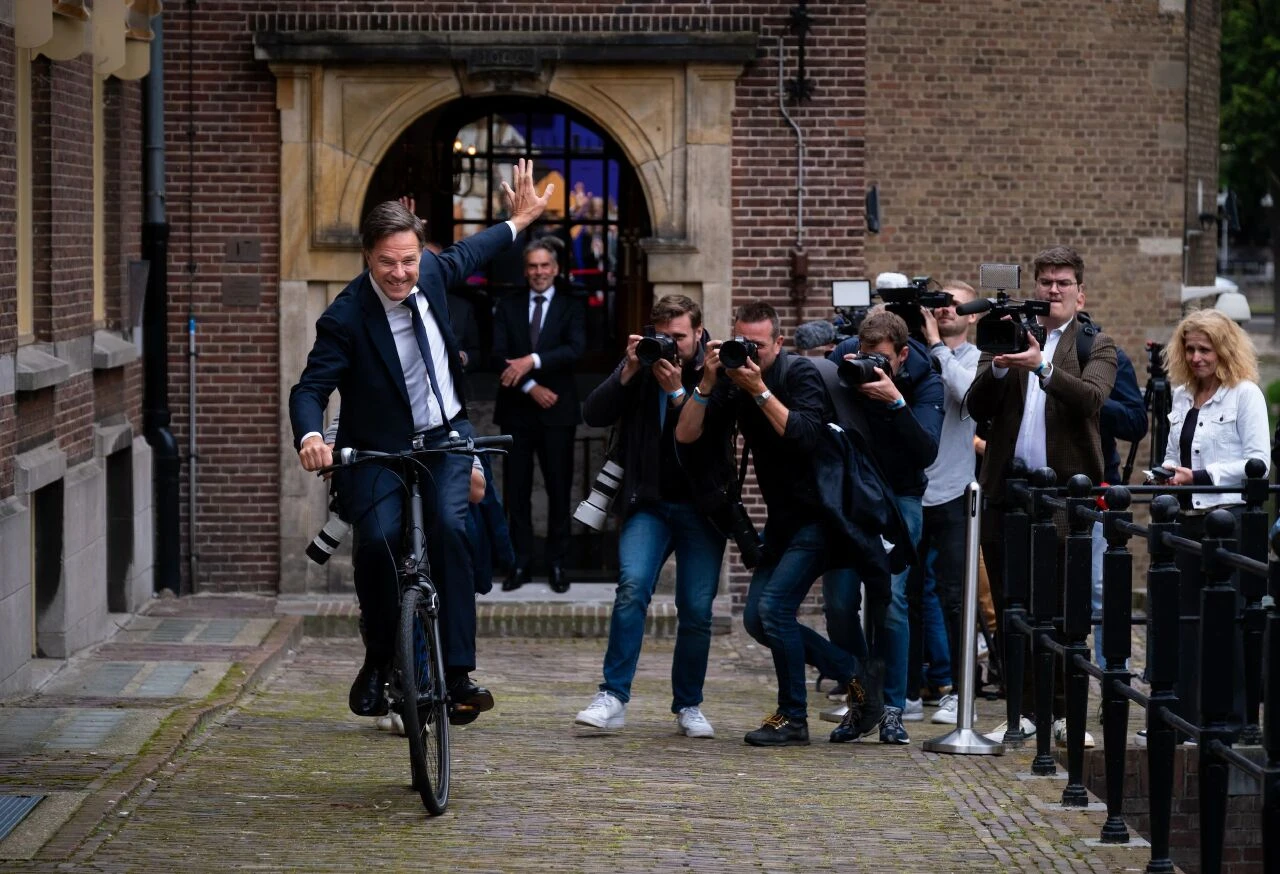 Hollanda'da görevi devreden Başbakan Mark Rutte konuttan bisikletiyle ayrıldı - 1. Resim