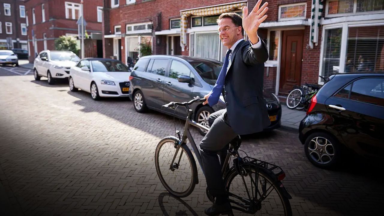 Hollanda'da görevi devreden Başbakan Mark Rutte konuttan bisikletiyle ayrıldı - Dünya