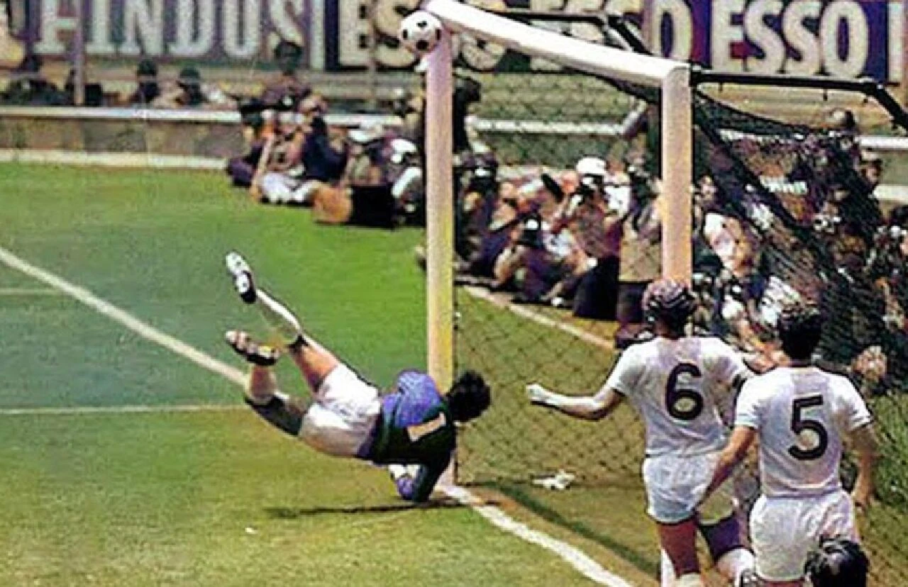 Mert Günok'un kurtarışı 1970'deki Pele'nin tarihi pozisyonunu hatırlattı: Gordon Banks varken bu çok zordu - 2. Resim