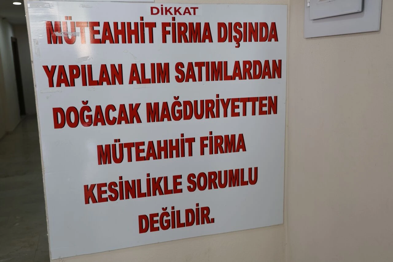Müteahhitten şaşkına çeviren hareket! Daire kapısına duvar ördü - 1. Resim