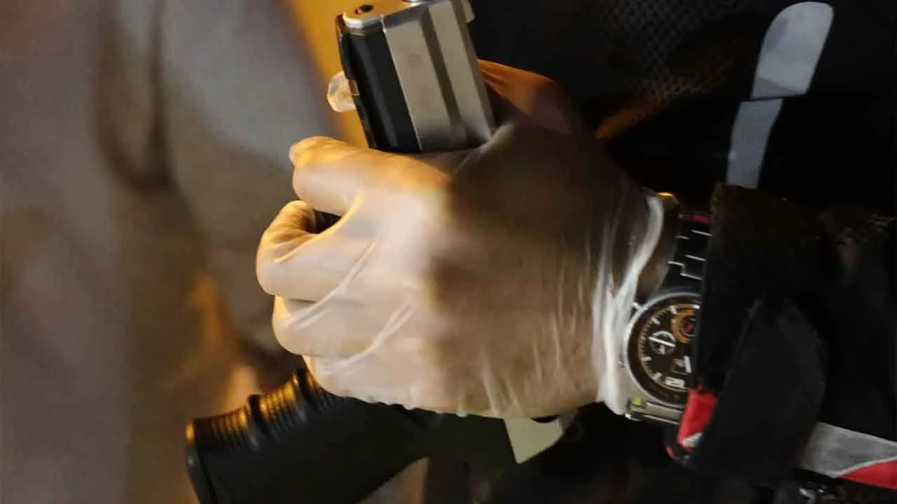 Polisin kurusıkıyla yakalanan genç sürücüyle imtihanı! Arabadaki yerini beğenmedi - 2. Resim