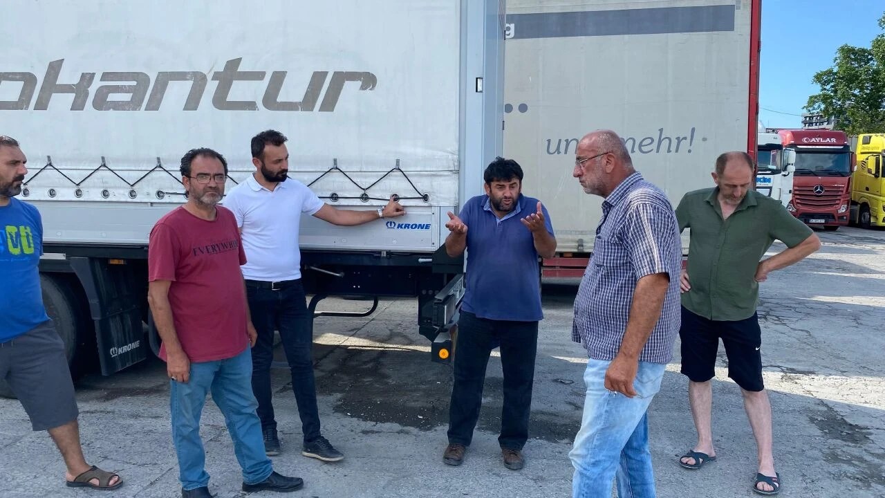 Türk tır şoförleri Gürcistan’da alıkonuldu! Pasaportları verilmiyor, 90 gündür tır parkında yatıp kalkıyorlar - 2. Resim
