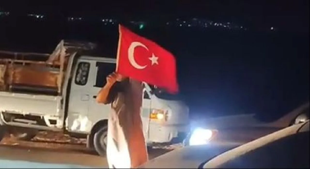 Türkiye'nin zaferi Suriye'de de coşkuyla kutlandı: İdlib sokakları adeta kırmızı beyaza boyandı - 1. Resim