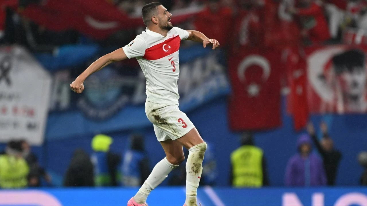 UEFA tarafından Merih Demiral'a maç sonu yaptığı bozkurt işareti nedeniyle soruşturma başlatıldı - 1. Resim