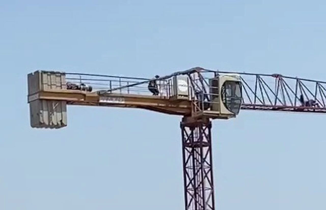Vinç operatöründen yürek ısıtan görüntü: 60 metre yükseklikte namazını kıldı