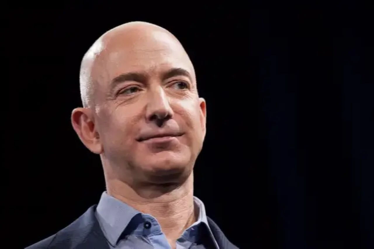 Amazon hisseleri zirvede! Yükselişi gören Jeff Bezos 5 milyar dolarlık hisse sattı - 1. Resim