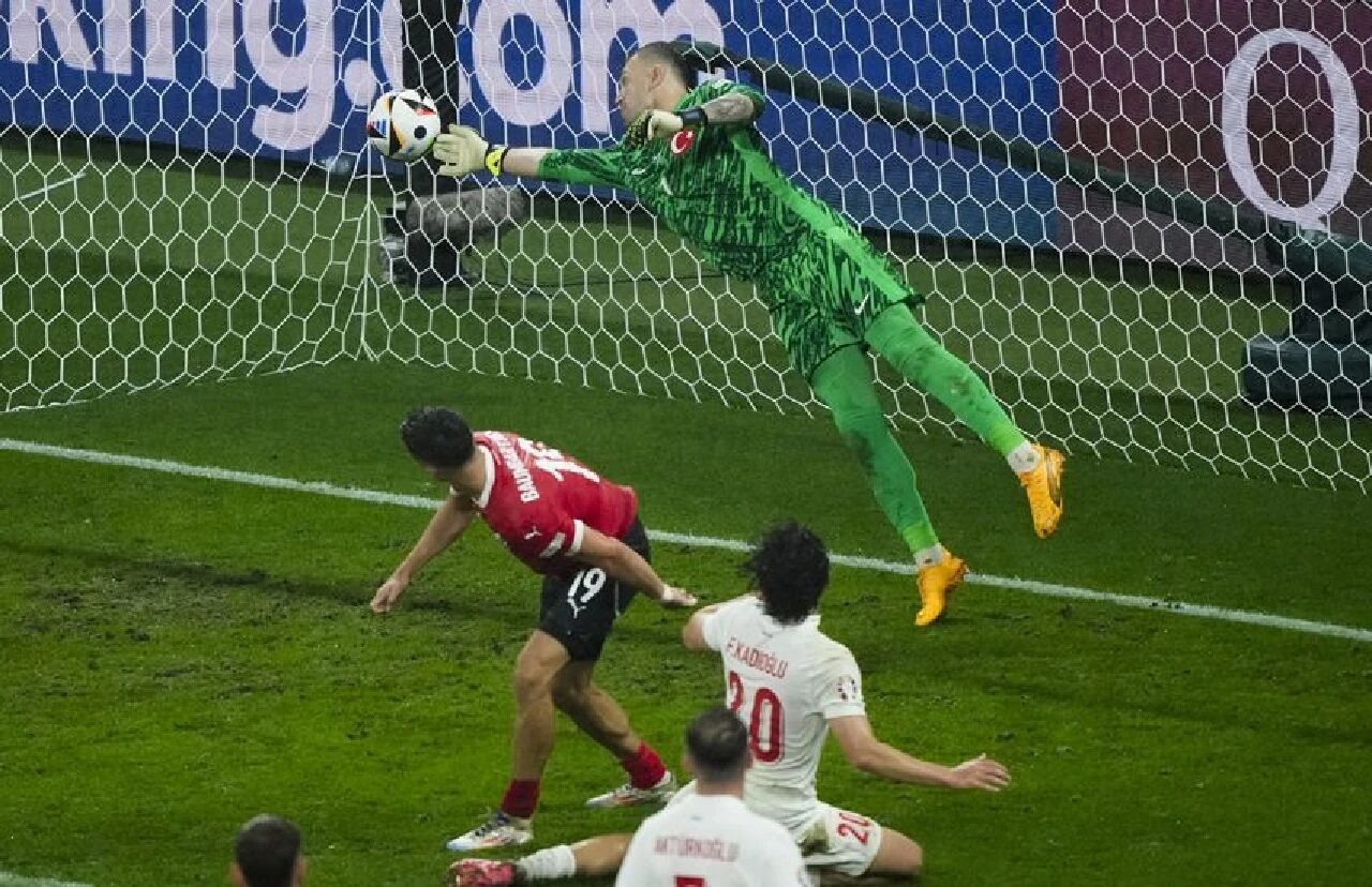 Avusturya maçının kahramanı Mert Günok'tan taraftarlara övgü: