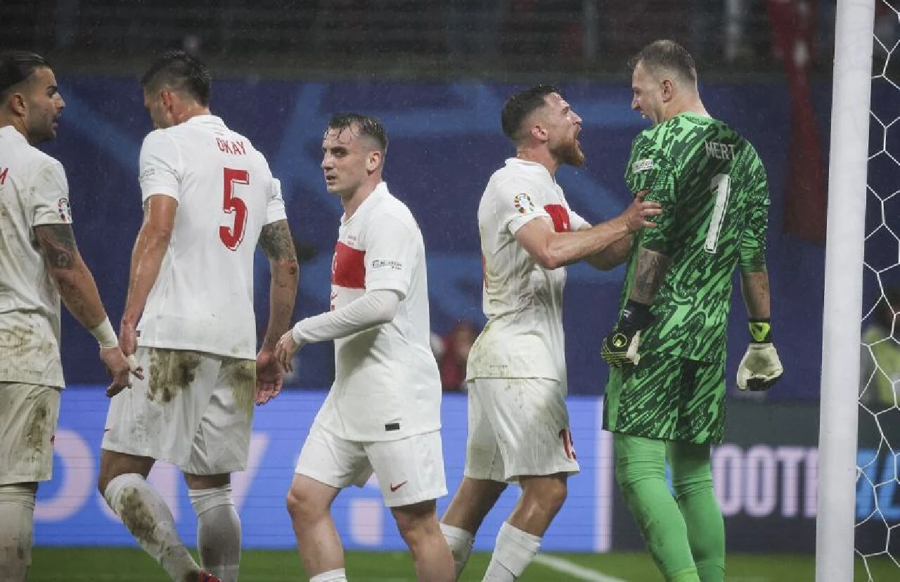 Avusturya maçının kahramanı Mert Günok'tan taraftarlara övgü: