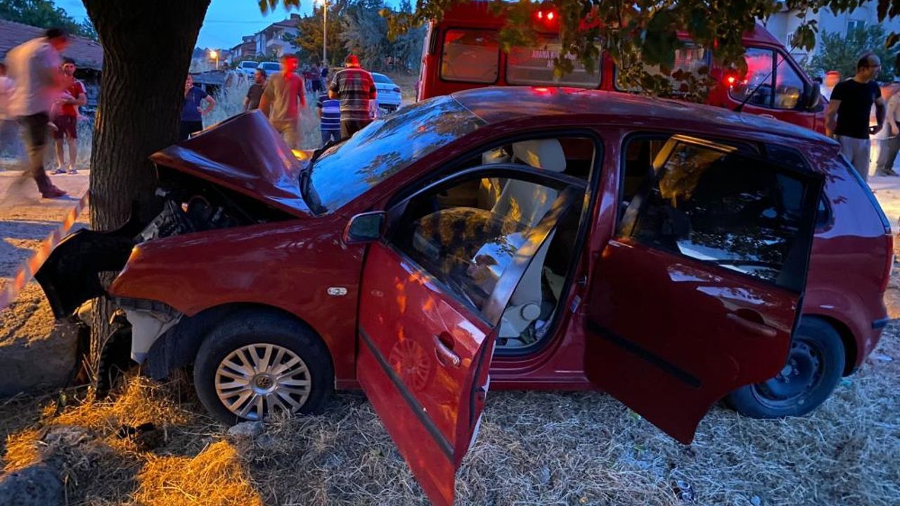 Balıkesir&#039;de feci kaza! Otomobil ağaca saplandı: 2 ölü, 6 yaralı