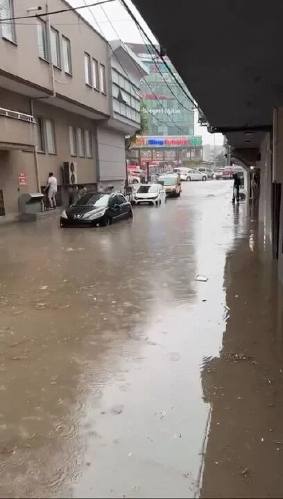 Bursa'da sağanak yağış hayatı felç etti! Metroyu su bastı yollar göle döndü