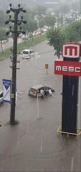Bursa'da sağanak yağış hayatı felç etti! Metroyu su bastı yollar göle döndü