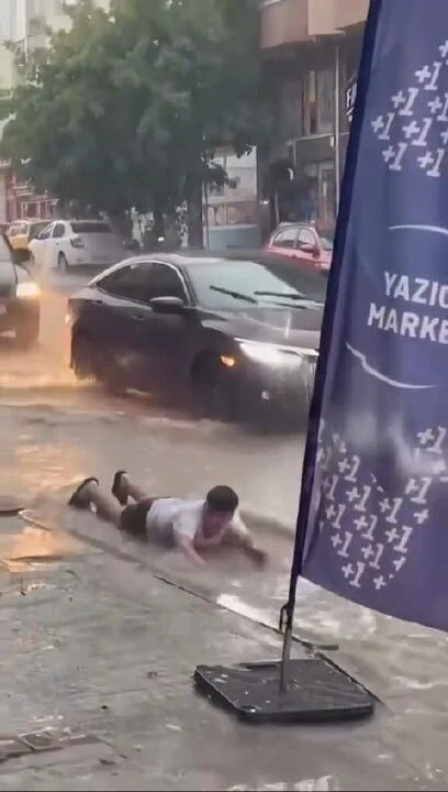 Bursa'da sağanak yağış hayatı felç etti! Metroyu su bastı yollar göle döndü
