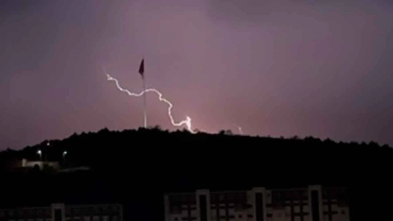 Çakan şimşekler görsel şölen oluşturdu, izleyenler hayran kaldı