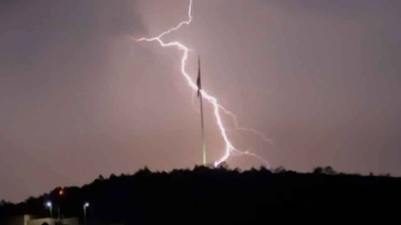 Çakan şimşekler görsel şölen oluşturdu, izleyenler hayran kaldı